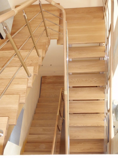 Лестницы из массива с металлом